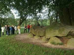 Hunebed met mensen - Hunebedcentrum Borger